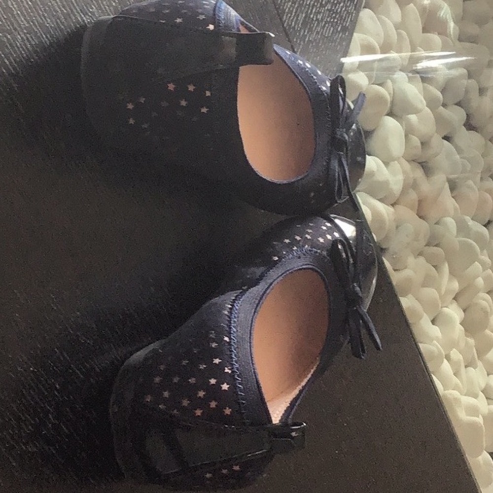 Girls dress shoes.